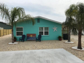 Cozy 3 bedroom 1.5 bath 3 minute walk to beach, putt putt golf and many others